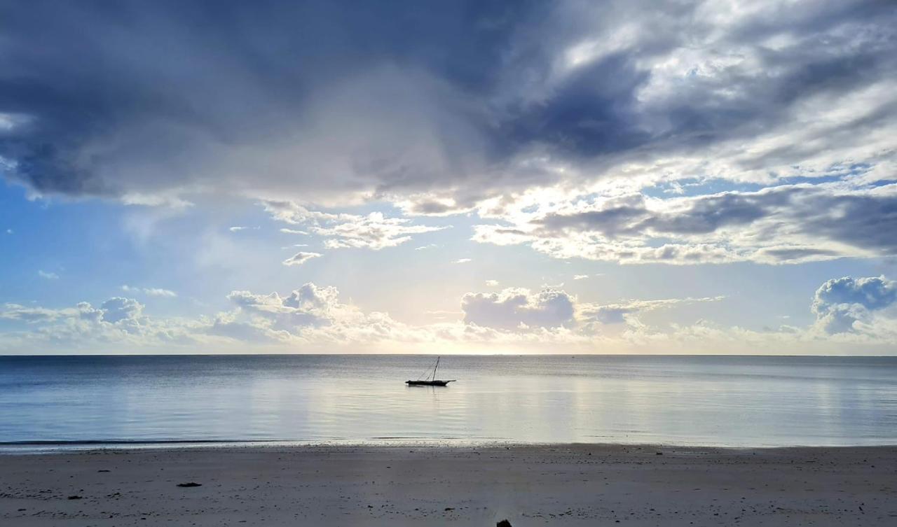 Beachfront Villa Ladha Ya Zanzibar Джамбиани Екстериор снимка